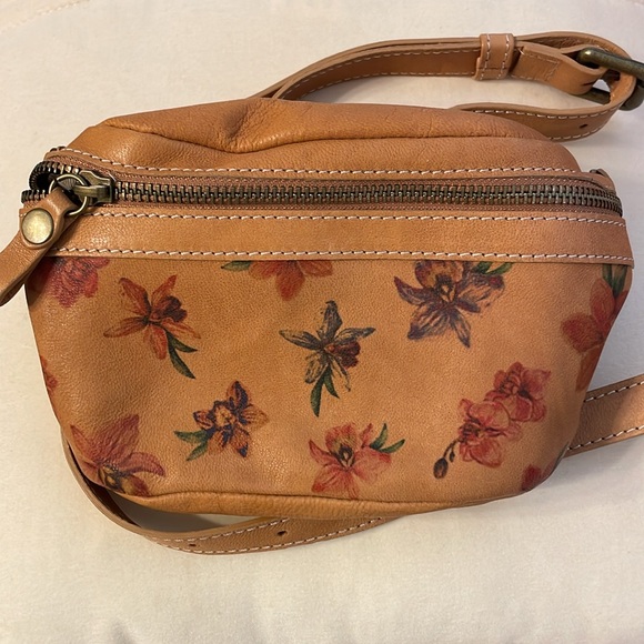 Sundance Handbags - Sundance Floral Marguerite Belt Bag in Grey and Red